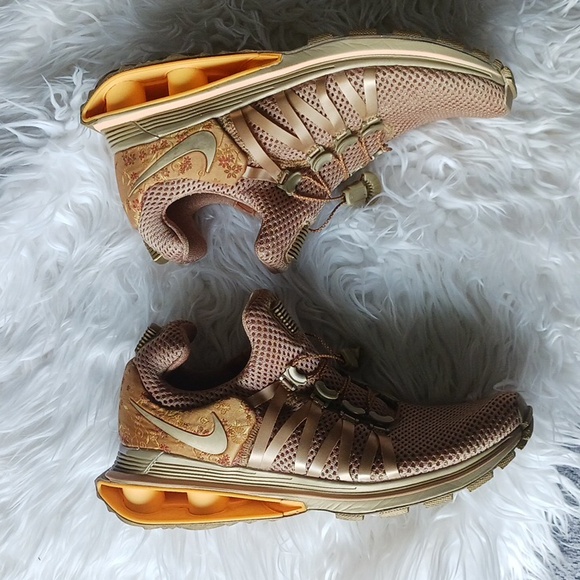 nike gravity shox gold